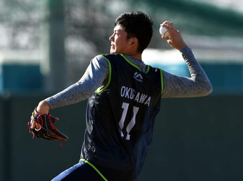 新人合同自主トレでキャッチボールするヤクルトドラフト1位の星稜・奥川（撮影・滝沢徹郎）