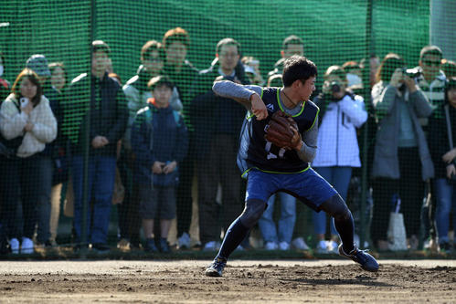 新人合同自主トレでファンの視線を浴びながら各塁送球するヤクルトドラフト1位の星稜・奥川（撮影・滝沢徹郎）