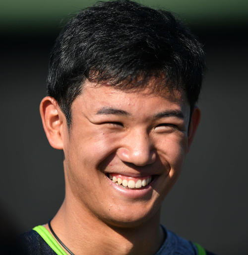 新人合同自主トレの囲み取材で笑顔のヤクルトドラフト1位の星稜・奥川（撮影・滝沢徹郎）