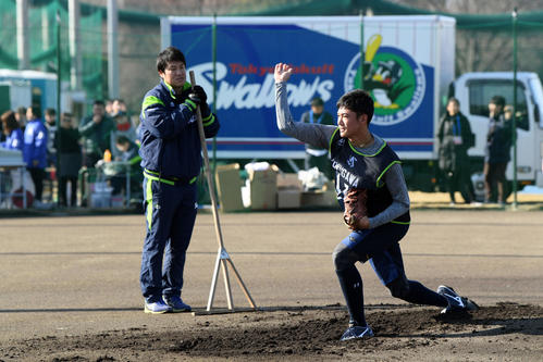 新人合同自主トレで各塁送球するヤクルトドラフト1位の星稜・奥川（撮影・滝沢徹郎）