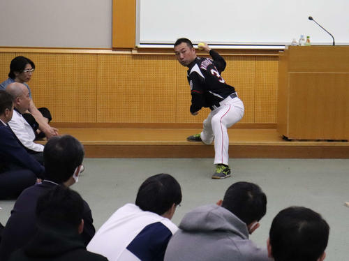 全日本野球協会主催の指導者講習会で、ロッテのユニホームを着て、アンダースローを実演する日本製鉄かずさマジック・渡辺俊介監督（撮影・湯本勝大）