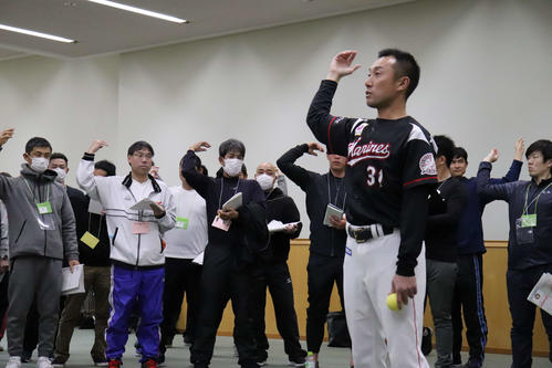 全日本野球協会主催の指導者講習会で、ロッテのユニホームを着て投球指導をする日本製鉄かずさマジック・渡辺俊介監督（撮影・湯本勝大）