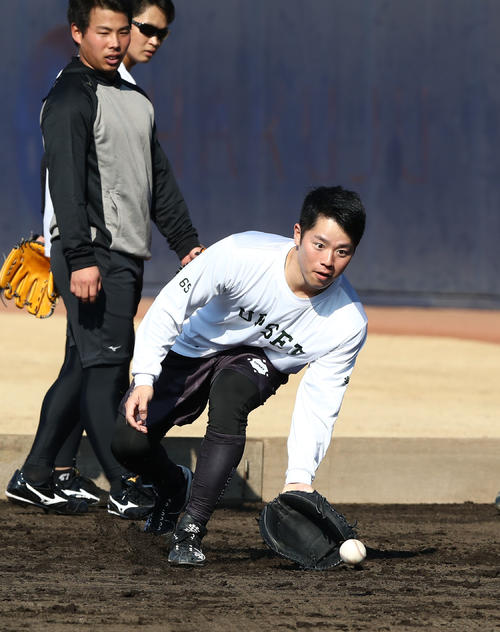 ノックを受ける日本ハム梅林（撮影・黒川智章）