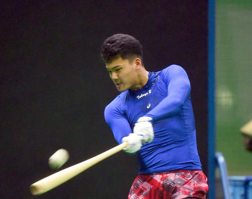 ロングティー打撃をする中日石川昂弥（2020年1月12日撮影）