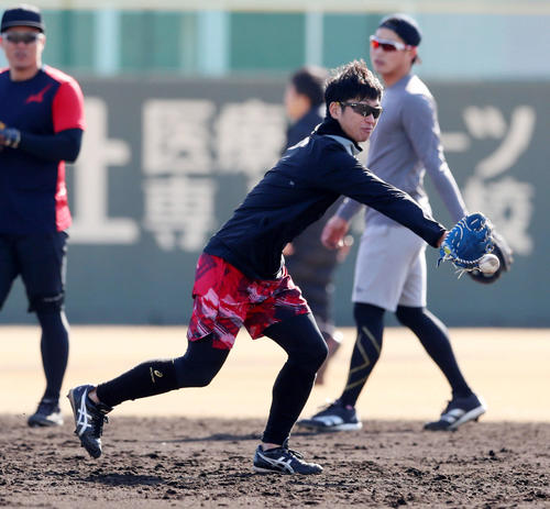 自主トレでノックを受けグラブトスする阪神近本（撮影・加藤哉）
