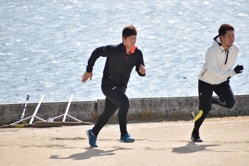 大野練習場のグラウンドでダッシュする高橋昂（左）と藤井皓
