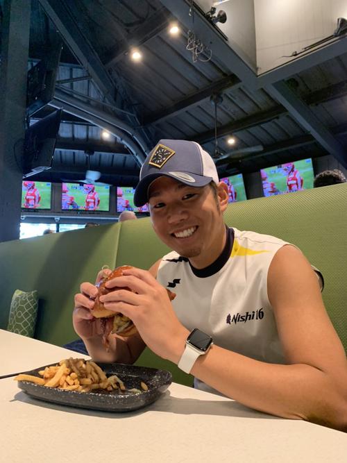 米国ハワイで自主トレを公開した阪神西勇はハンバーガーにがっつく!?（撮影・桝井聡）