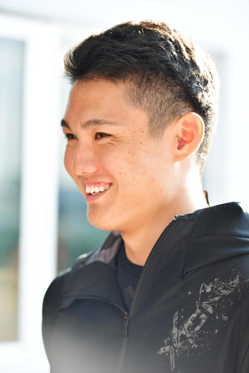 阪神の新人合同自主トレを終え取材に応じる西純矢（撮影・清水貴仁）