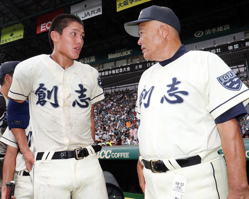 創志学園・西純矢（左）と長沢宏行監督（2018年8月9日撮影）