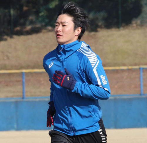 ダッシュをする日本ハム玉井（撮影・山崎純一）