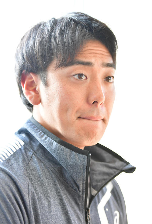 阪神の新人合同自主トレを終え取材に応じる小川（撮影・清水貴仁）