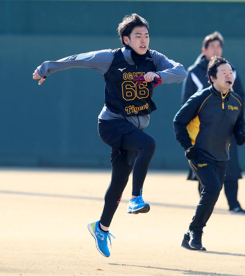 小川は大股でダッシュする（撮影・加藤哉）