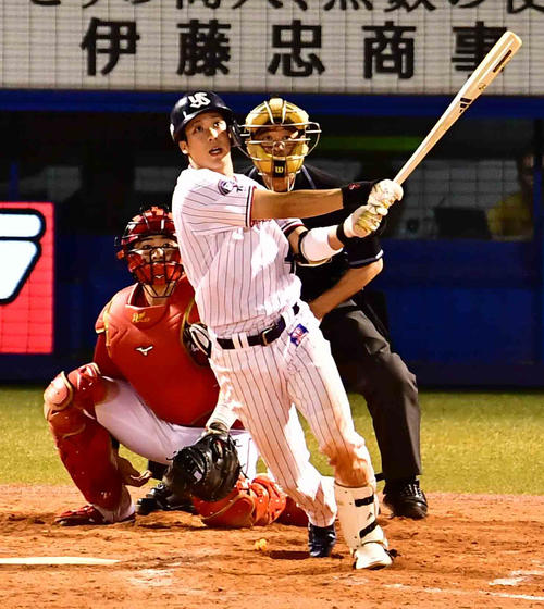 ヤクルト対広島　9回裏ヤクルト2死満塁、山田哲人は左越えにプロ入り通算200号本塁打となるサヨナラ満塁本塁打を放つ（19年9月4日撮影）