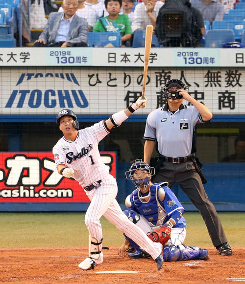 ヤクルト対DeNA　1回裏ヤクルト無死一、二塁、山田哲人は先制の中越え3点本塁打を放つ（19年8月14日撮影）