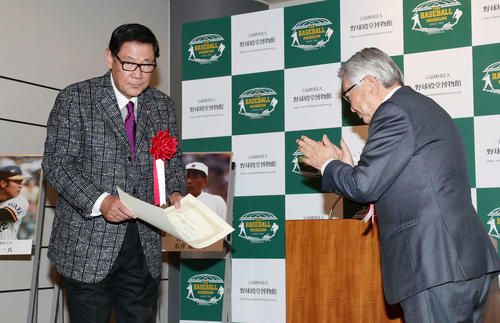 野球殿堂入りを果たした田淵氏（左）（撮影・丹羽敏通）