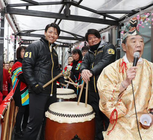 姫路で宝恵（ほえ）駕籠行列に参加し笑顔で太鼓を叩く伊藤隼（左）と長坂（撮影・加藤哉）