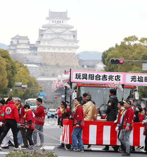 姫路城を背に宝恵（ほえ）駕籠行列を行う伊藤隼（左）と長坂（撮影・加藤哉）