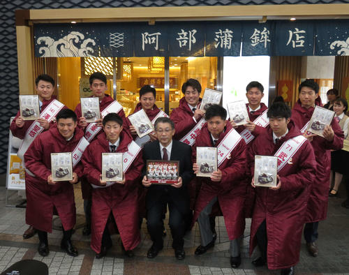 楽天の新人10選手が阿部蒲鉾店本店を訪問し、阿部社長（前段中央）とともに記念撮影する（撮影・桑原幹久）