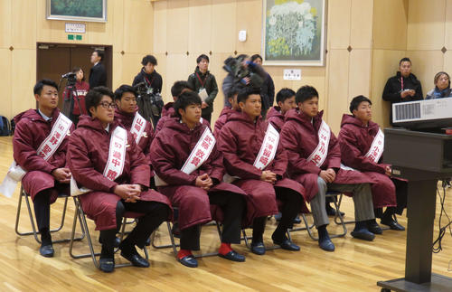 楽天の新人10選手は仙台市立閖上小中学校を訪問し東日本大震災当時の映像を視聴する（撮影・桑原幹久）