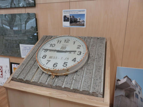 閖上小中学校の展示室に展示されている、東日本大震災による津波が到達した午後2時46分のまま止まった時計（撮影・桑原幹久）