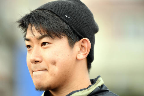 公開自主トレで囲み取材に応じるDeNA今永（撮影・滝沢徹郎）