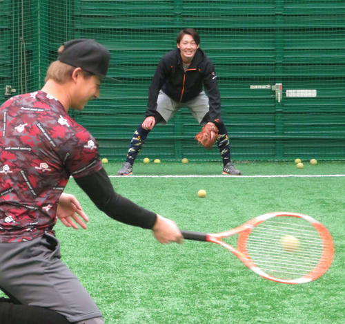 テニスボールでノックを受ける西武源田。手前はロッテ藤岡（撮影・栗田成芳）