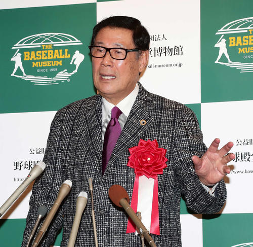 野球殿堂入りを果たして、あいさつする田淵氏（撮影・丹羽敏通）