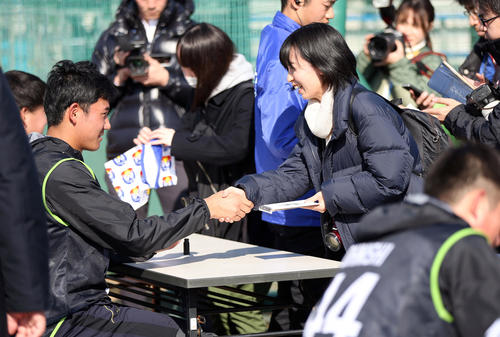 練習後、ファンと握手をする奥川（撮影・狩俣裕三）
