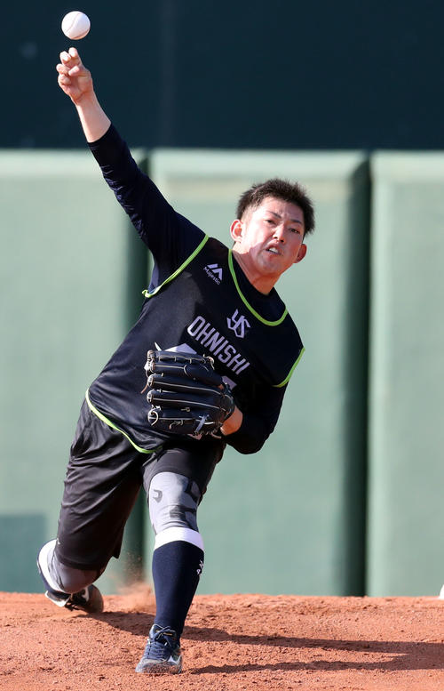 1人ブルペンで力投する大西（撮影・狩俣裕三）
