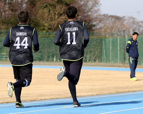 12分間走で大西（左）を1周差で抜き去る奥川（撮影・狩俣裕三）
