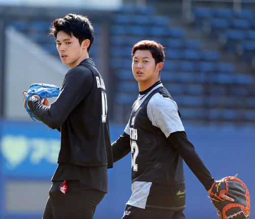 キャッチボールを終え言葉を交わすロッテ佐々木朗（左）と佐藤（撮影・垰建太）