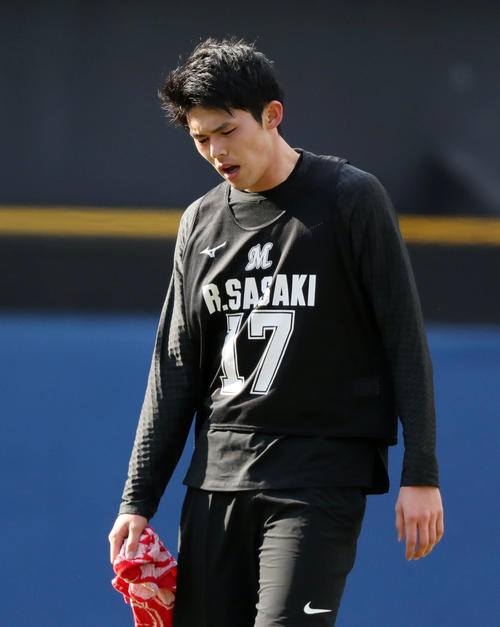 シャトルランを終え疲れた表情を見せるロッテ佐々木朗（撮影・垰建太）