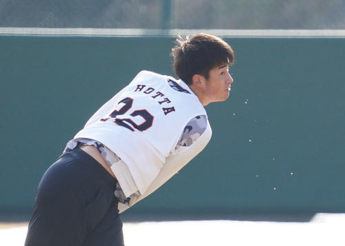 新人合同自主トレで汗を飛ばしてキャッチボールする巨人ドラフト1位の堀田（撮影・加藤諒）