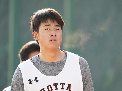 新人合同自主トレでダッシュを繰り返し、白い息を吐く巨人ドラフト1位の堀田（撮影・加藤諒）