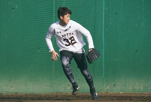 新人合同自主トレのノックで軽快な動きを見せる巨人ドラフト1位の堀田（撮影・加藤諒）