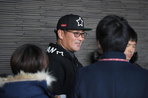 コーチ会議を終え、記者の取材に答える巨人元木ヘッドコーチ（撮影・加藤諒）