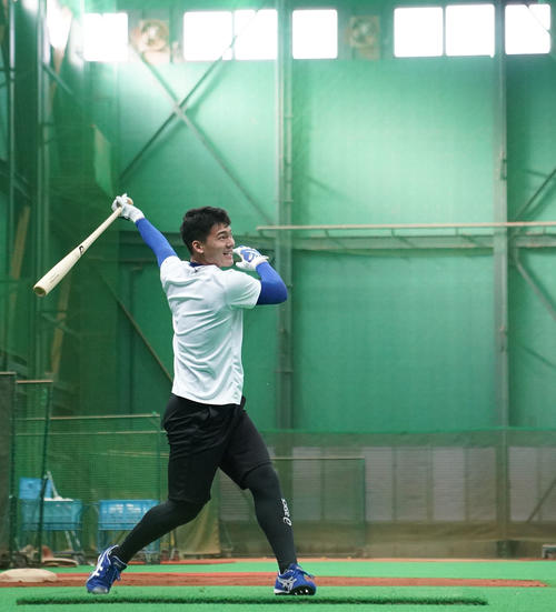 スパイクを履き休日返上で打撃練習を行った石川昂（撮影・森本幸一）