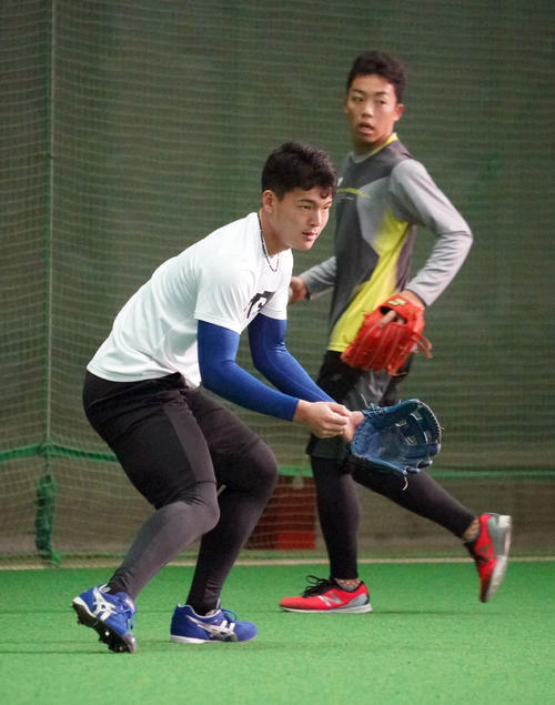 スパイクを履き休日返上で練習を行いノックを受ける石川昂（左）右は岡林（撮影・森本幸一）