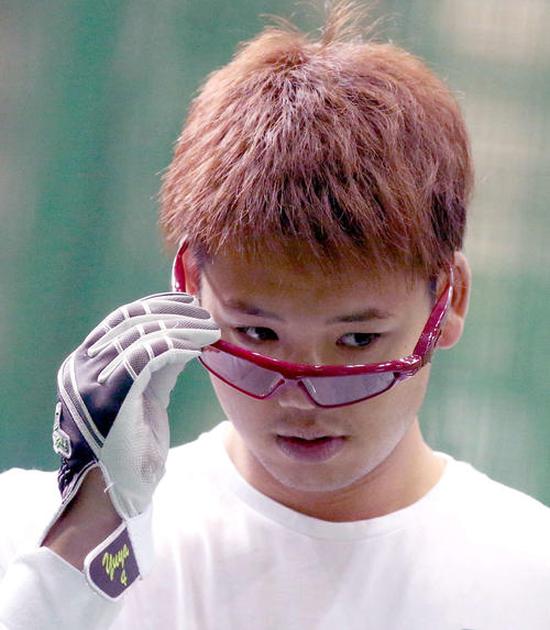 動体視力を鍛えるメガネをかける日本ハム谷口（撮影・黒川智章）