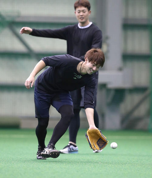 ノックを受ける日本ハム松本（撮影・黒川智章）
