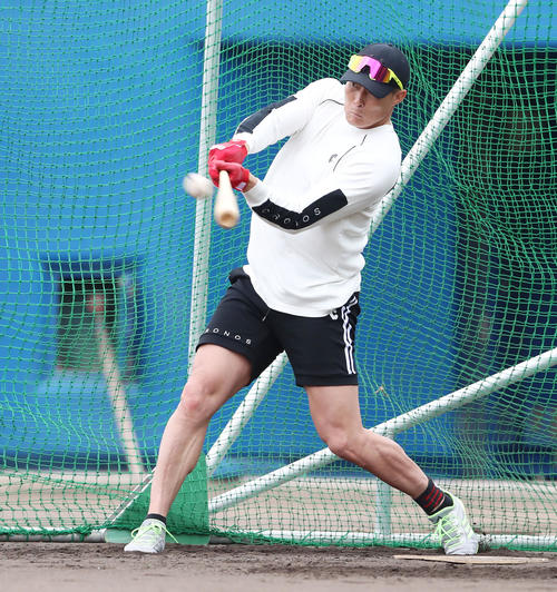 9日、沖縄で自主トレを行う糸井（撮影・加藤哉）