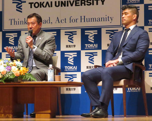 巨人原監督（左）は柔道男子日本代表・井上監督とともに講演を行った