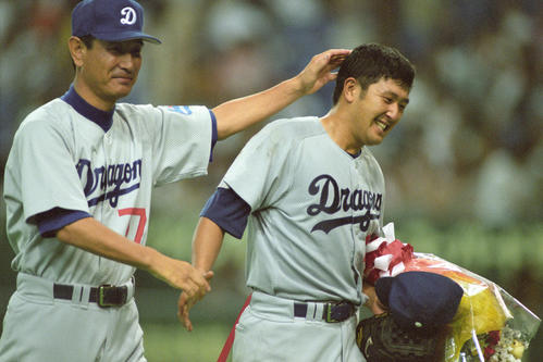 96年8月11日、巨人戦でノーヒットノーランを達成した野口茂樹は星野仙一監督の出迎えを受ける