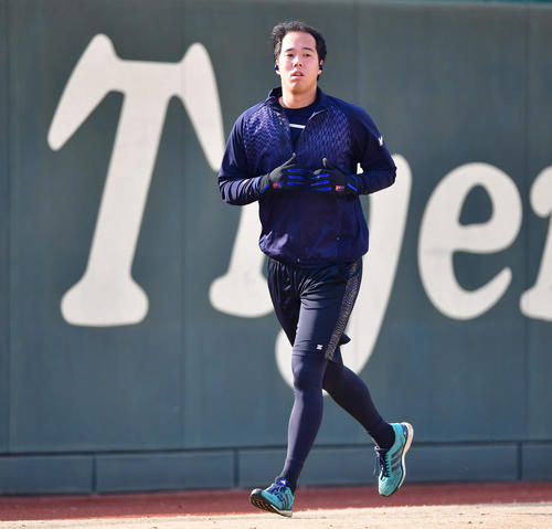 鳴尾浜で練習を行う青柳晃洋（撮影・清水貴仁）