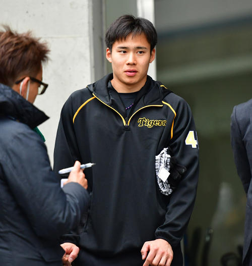 新人合同自主トレは休日もバットを振り込む遠藤成（撮影・清水貴仁）