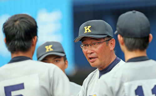 慶応高監督時代、選手に指示を出す上田誠氏