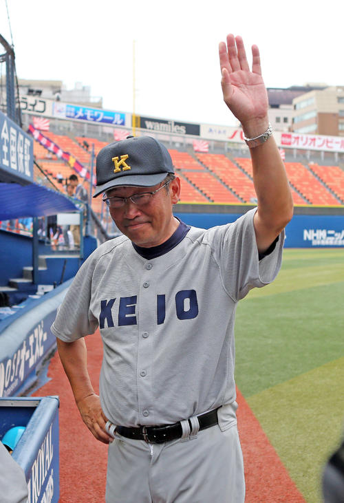 声援に手を上げて応える慶応高監督時代の上田誠氏