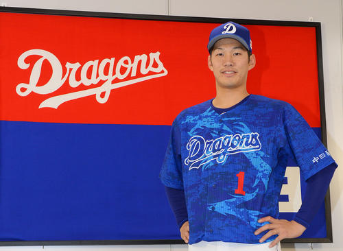 「昇竜ユニホーム」に袖を通し笑顔で会見する中日京田陽太（撮影・森本幸一）