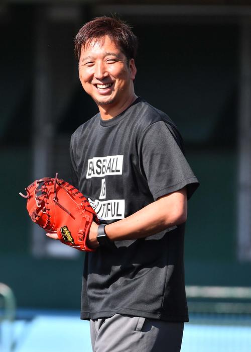 笑顔を見せながらトレーニングに励む藤川球児（撮影・上田博志）