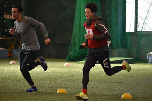 室内練習場でランニングメニューを行う広島ドラフト1位森下（右）とケムナ
